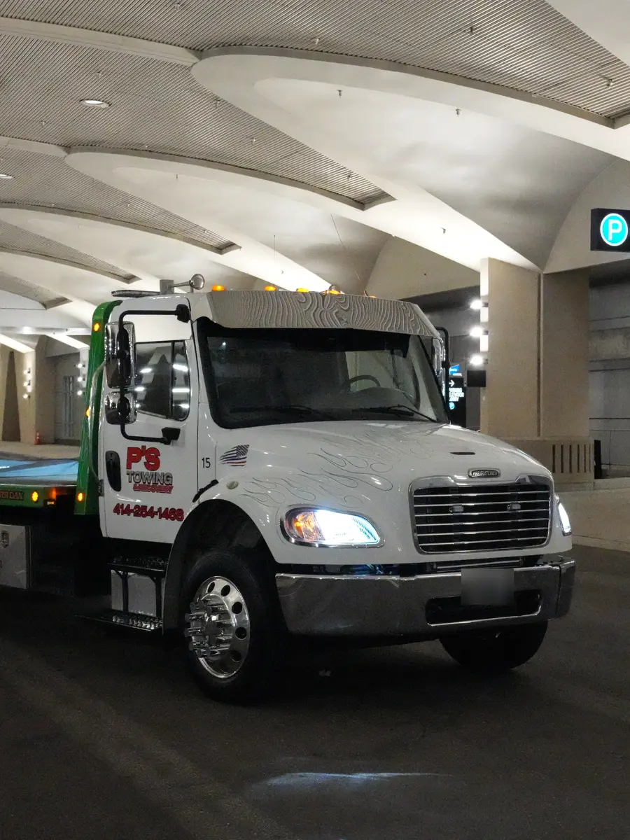 Grúa de plataforma de PS Towing de noche en el centro de Milwaukee